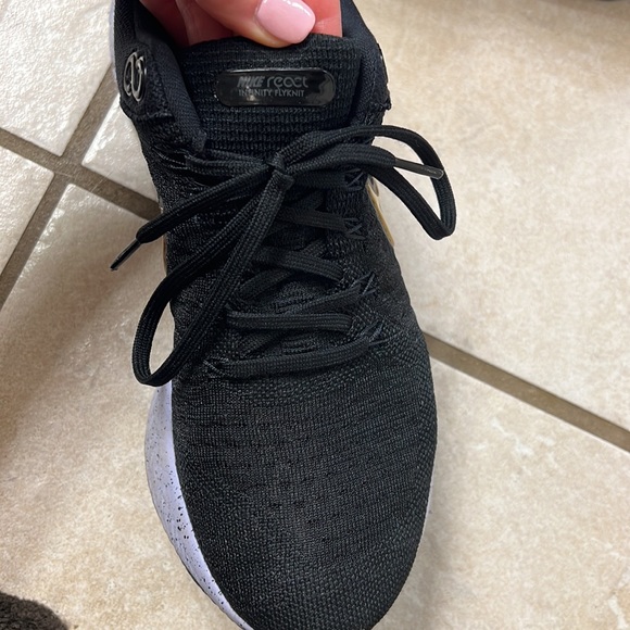 Nike women’s 8.5 react flyknit black tennis shoe - Picture 9 of 9